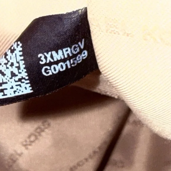 Michael Kors Cream Tote Bag and Wallet Set - Picture 8 of 15